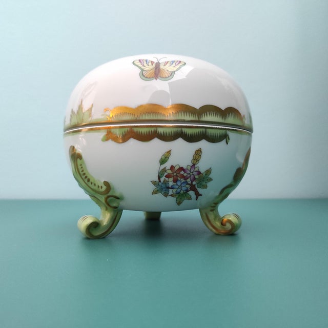 The Queen Victoria avec Bord en Or (VBO) Herend pattern is an updated design of the original Victoria Herend pattern form...