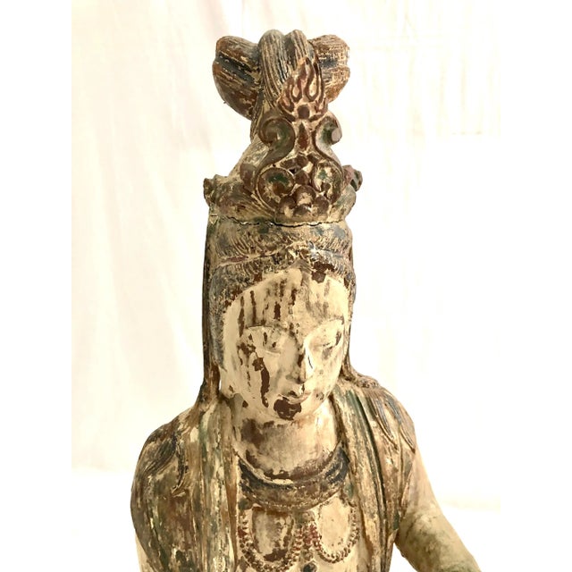 Chinese 1950s Carved Chinese Seated Guanyin Figure With Old Painted Finish For Sale - Image 3 of 8