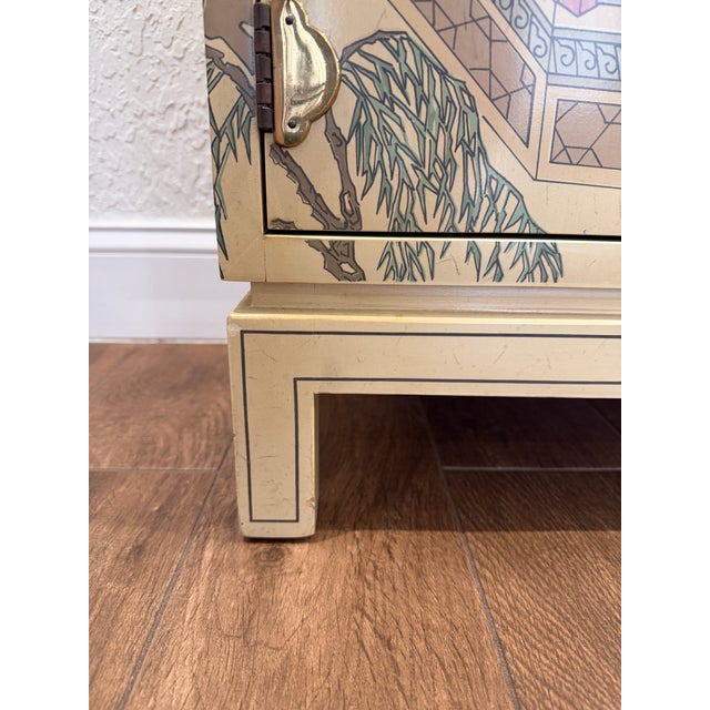1980s Drexel Heritage ‘Et Cetera’ Hollywood Regency Chinoiserie Hand-Painted Cream Lacquered Bar Cabinet For Sale - Image 10 of 12