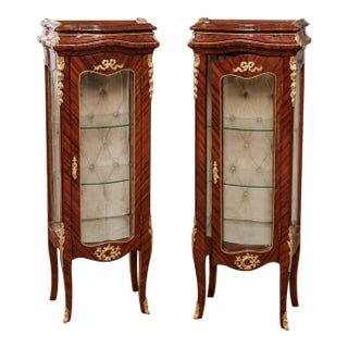 French Louis XV Bombe Vitrine Cabinet – Small Ornate Wood Display Case With Glass Panels & Gold Leaf Details For Sale