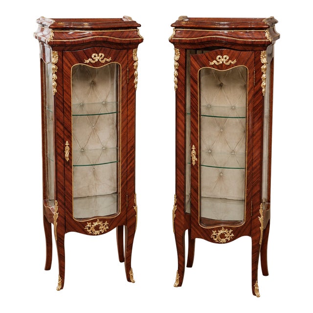 French Louis XV Bombe Vitrine Cabinet – Small Ornate Wood Display Case With Glass Panels & Gold Leaf Details For Sale