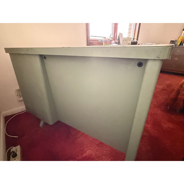 Vintage Steelmaster Industrial Single-Pedestal Tanker Desk, 1950s For Sale In New York - Image 6 of 7