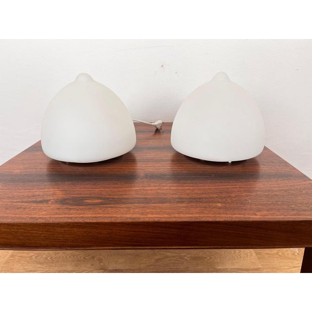 - 1 × e26 / e27 bulb per lamp - perfect original condition - no damages - marked by manufacturer this piece is attributed...