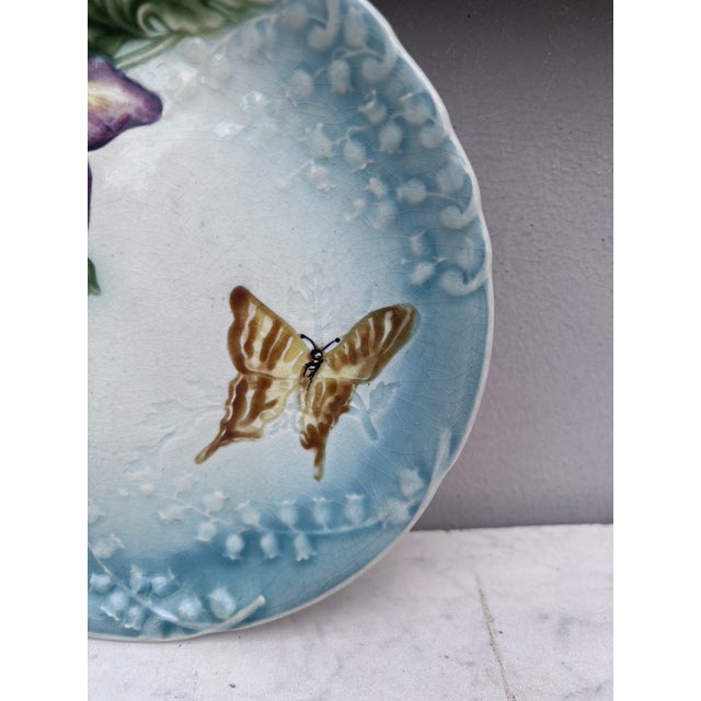 Art Nouveau Majolica Plate Flower & Butterfly Choisy Le Roi, Circa 1880 For Sale - Image 3 of 4
