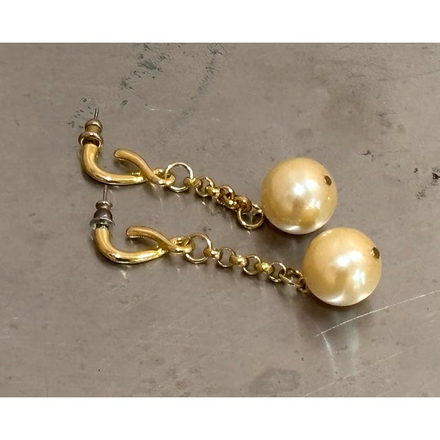 1980s-90s gold-tone chain drop earrings w/ large faux pearls. Excellent condition.