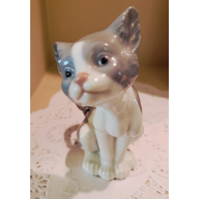 Mid-Century Modern Vintage Lladro Feed Me Cat Figurine 5113 Salvador Debon Spain Porcelain Mint Retired For Sale - Image 3 of 13