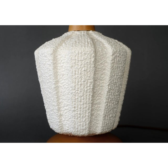 1950s Mid-Century Modern Textured White Ceramic & Maple Wood Table Lamp For Sale - Image 11 of 13