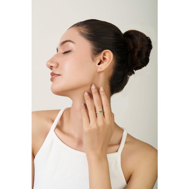 Modernist Pear Shape Emerald & Diamond Halo Ring in 14k Yellow Gold Size 9 For Sale - Image 13 of 17