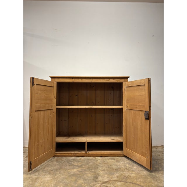 A quiet workhorse with a long memory. This 19th-century English pine cupboard carries the unmistakable marks of hand-hewn...