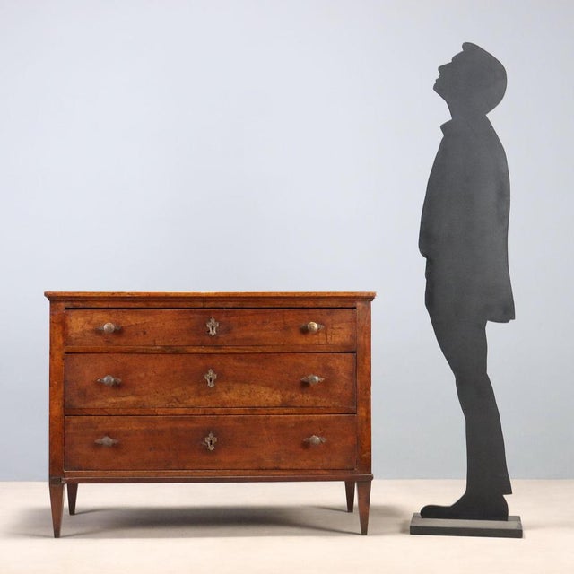 Directoire chest of drawers. Made of walnut. Three drawers in front, the first of which is lower, truncated pyramidal...