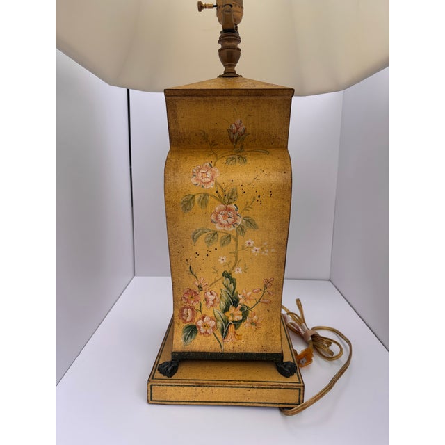 Ralph Lauren 1980s Chinoiserie Bradburn Gallery Hand-Painted Faux Bois Metal Table Lamp With Original Labeled Shade For Sale - Image 4 of 12