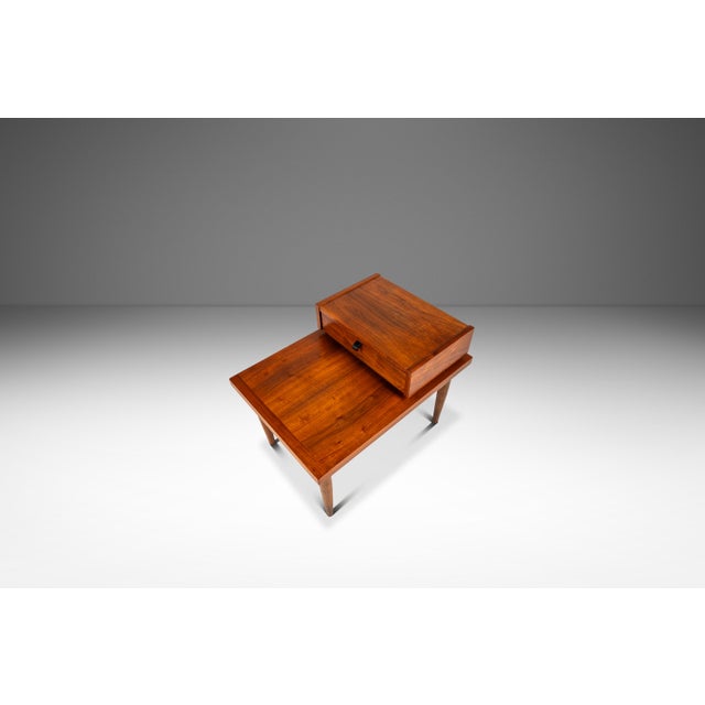 American of Martinsville Set of Two (2) Mid-Century Modern "Step" End Tables in Walnut W/ Storage Drawers by American of Martinsville, Usa, C. 1960s For Sale - Image 4 of 18