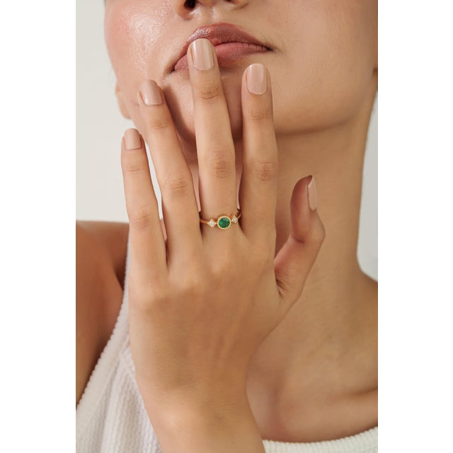 Metal Round Emerald Trilogy Vintage Ring With Diamonds in 14k Yellow Gold Size 4 For Sale - Image 7 of 18