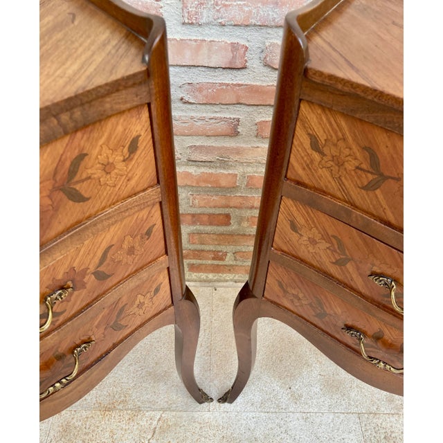 Mid-Century Modern French Nightstands in Walnut with Flowers Marquetry and Bronze, 1940s, Set of 2 For Sale - Image 3 of 11