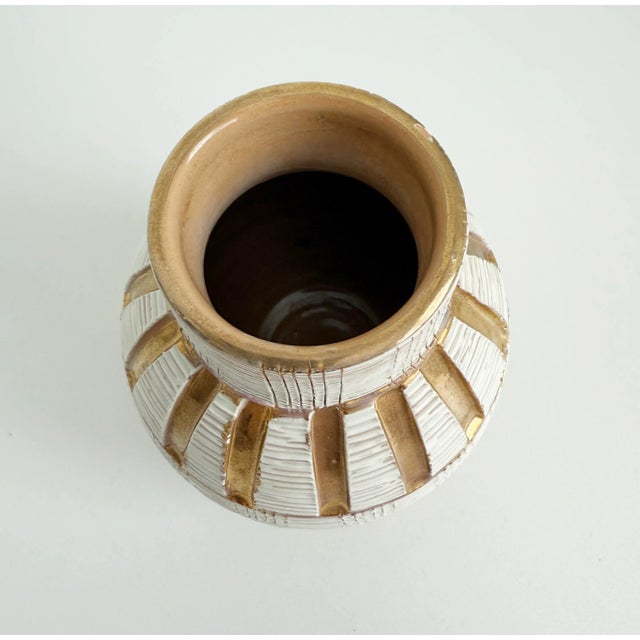 Mid-Century Modern Italian Sgraffito Gold and White Glazed Ceramic Vase Attributed to Aldo Londi for Bitossi For Sale - Image 3 of 10