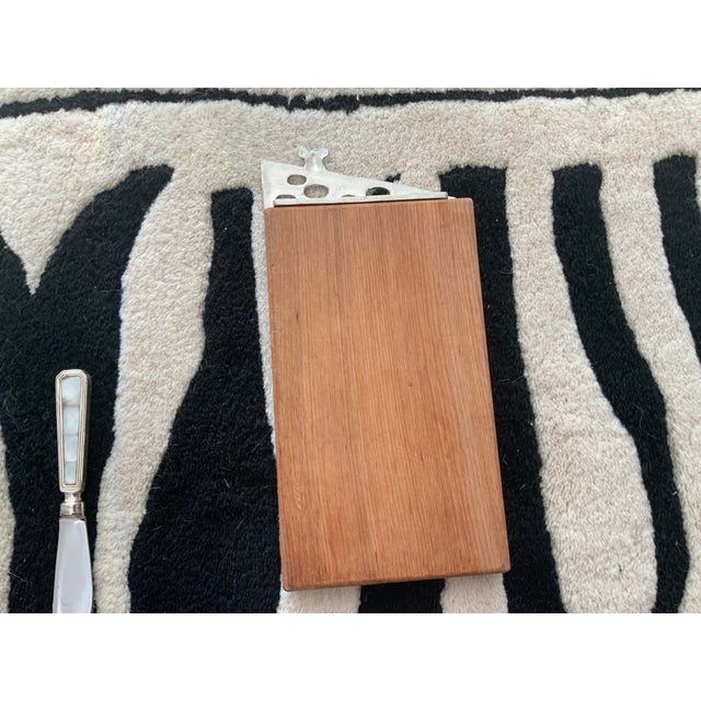 1990s Petite Wood and Pewter Cheese Board With Mouse & Cheese Knife- 2 Pieces For Sale In Chicago - Image 6 of 13