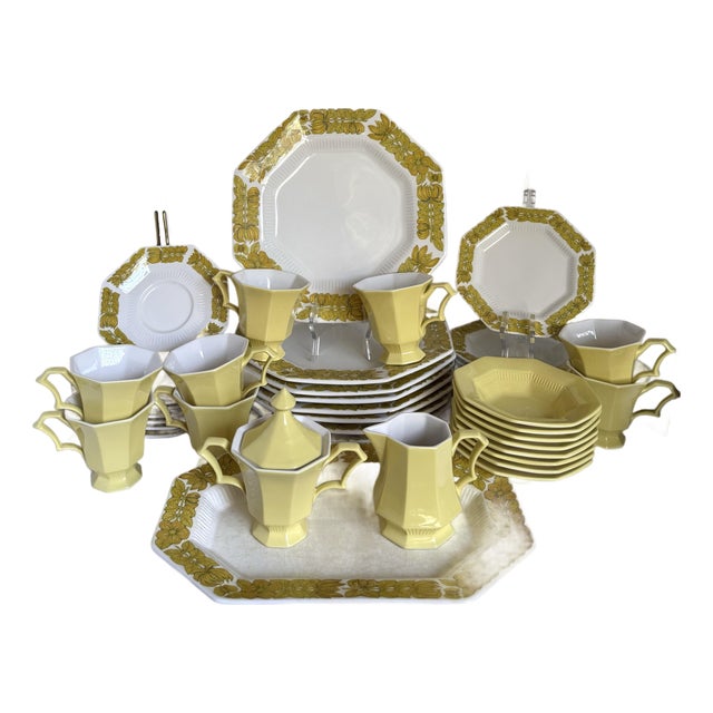 1960s Independence Ironstone Japan Yellow Bouquet/Yellow Daffodil 43-Piece Dinnerware Set For Sale