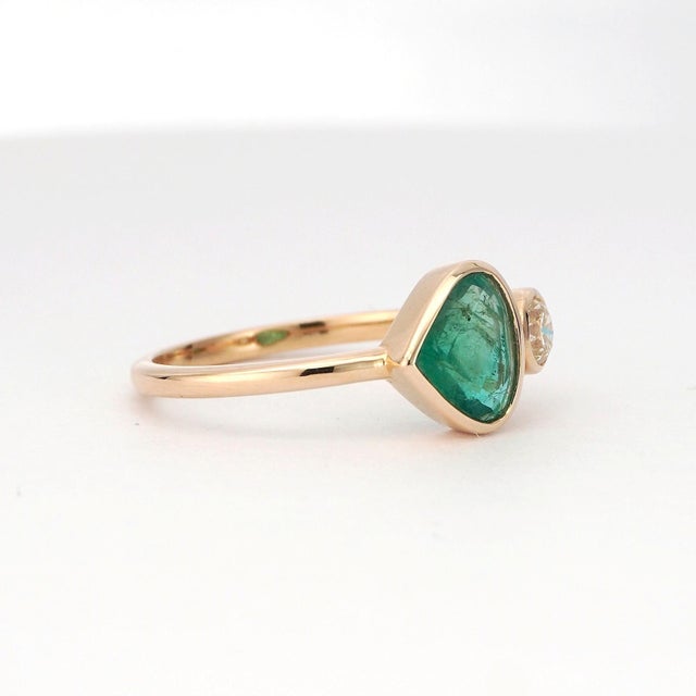 14k Gold Ring With Natural Diamond and Trillion-Cut Emerald, New For Sale In New York - Image 6 of 18