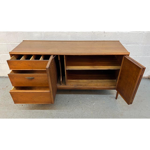 Mid 20th Century Barney Flagg for Drexel Parallel Mid-Century Walnut Credenza For Sale - Image 14 of 16