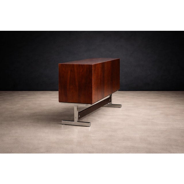 Mid-Century Modern Sérgio Rodrigues “Dalmo” Chest of Drawers in Rosewood and Chromed Steel — Oca, Brazil, c. 1960 - Lot 843 For Sale - Image 3 of 13
