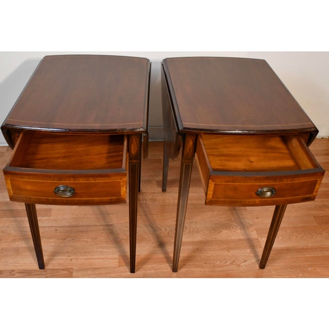 Brown 1920 Pair of English Hepplewhite Mahogany & Satinwood Inlay Pembroke Side Tables / End Tables For Sale - Image 8 of 18