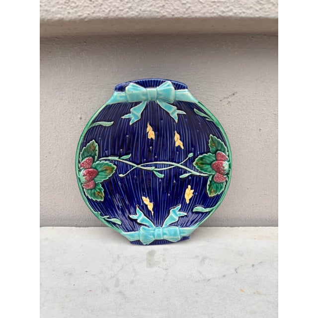 19th Century Small Majolica Strawberries Dish Wedgwood. 6.8 by 5.8 inches.