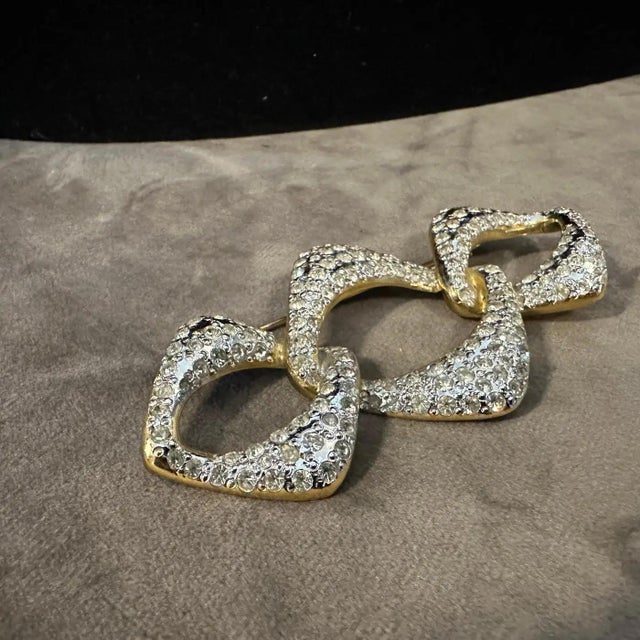 Metal 1990s Elegant Costume Jewelry Brooch by Yves Saint Laurent For Sale - Image 7 of 8