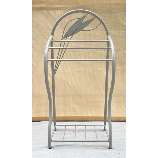 Here is a fantastic freestanding towel rack to organize your bathroom! It is made from metal with a textural ivory/off-...