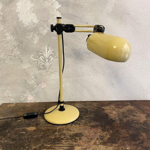 This multi-directional table lamp, made in italy in the 1980s, perfectly embodies the postmodern style of the era. It is a...