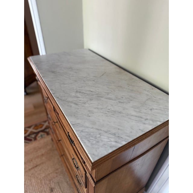 Louis Philippe Commode in Walnut and White-Grey Marble, 19th Century For Sale - Image 5 of 18