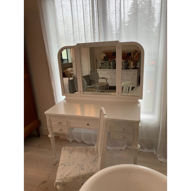 Sligh-Lowry Furniture Co. 1910s Sligh French Style Vanity 2 Piece Set in White Paint For Sale - Image 4 of 12