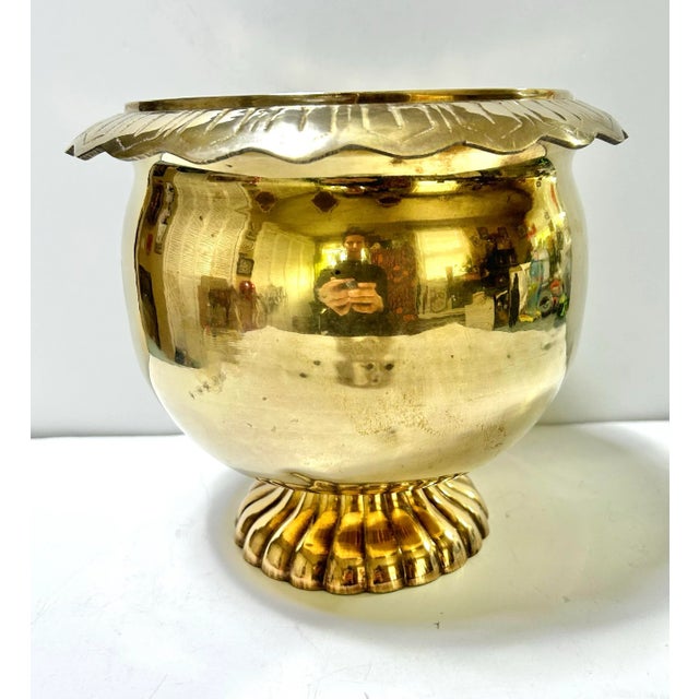 1980s Hollywood Regency Brass Pedestal Cachepot Planter With Fluted Rim – Vintage Decor For Sale - Image 5 of 10