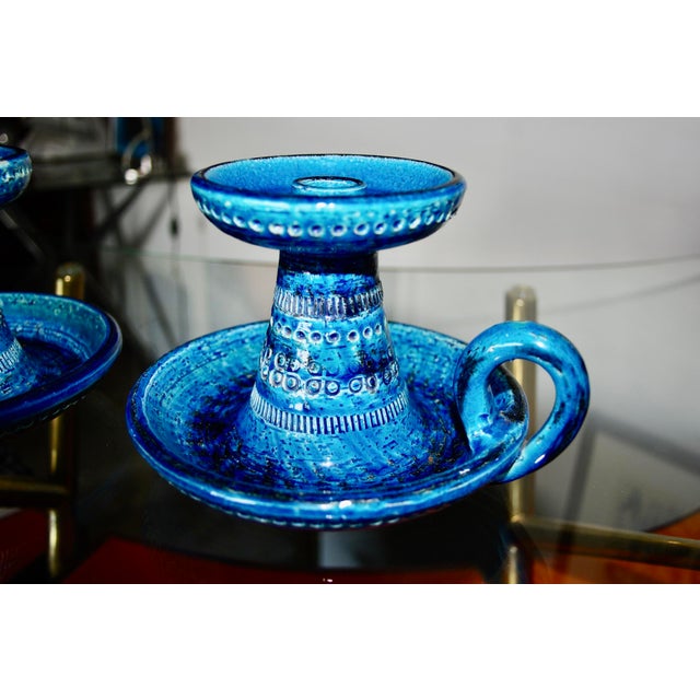 Rimini Blue Ceramic Candlesticks by Aldo Londi for Bitossi, Italy, 1960, Set of 2 For Sale - Image 3 of 8