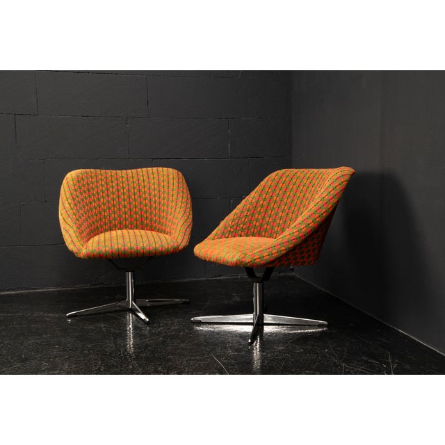 This pair of swivel armchairs from the 1960s to the 1970s combines the iconic shell shaped silhouette of Space Age design....