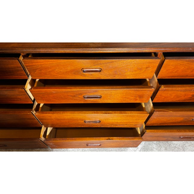 Brown Mid Century 8 and 12 Drawer Dresser Set Attributed to Jack Cartwright by Founders For Sale - Image 8 of 11