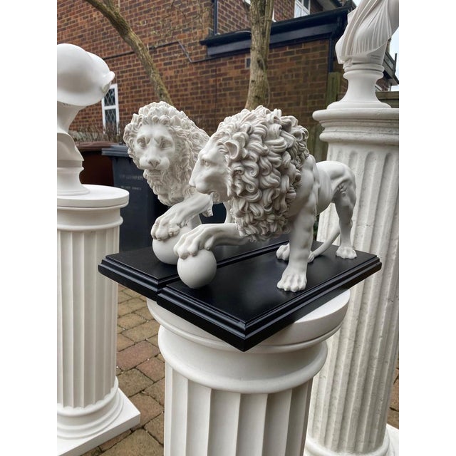 20th Century Marble Sculptures the Medici and Vacca Lions, Set of 2 For Sale - Image 3 of 6