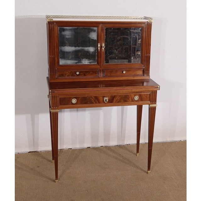 Lady furniture dit "Happiness-du-Jour" in the Louis XVI style, in solid mahogany and mahogany plating. Its belt has a...