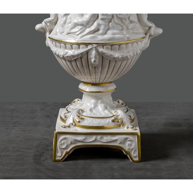 A beautiful and elegant Medici-type vase in white glazed ceramic in perfect condition. It presents a prestigious...