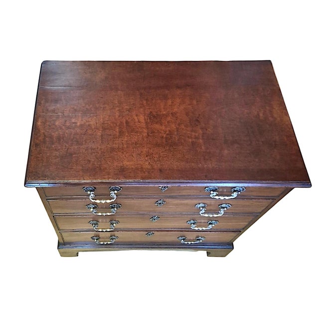 A Small George III Period Mahogany and Brass Chest of Drawers For Sale In San Francisco - Image 6 of 15