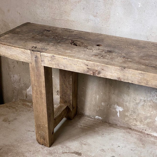 Signs of use, wear and tear and the passage of time (see photos).