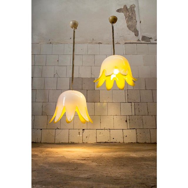 Two-tone Murano glass floral chandelier. Manufacturer: Leucos 1970s Diameter: 48 cm, height: 32 cm Diameter: 46 cm,...
