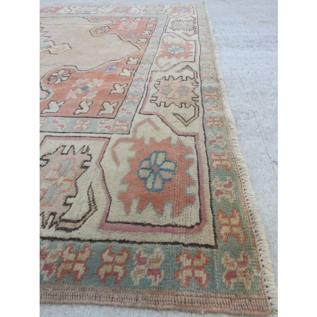 1900 - 1909 Midcentury Oushak Rug in Neutrals, Flesh Tones, Blues For Sale - Image 5 of 11