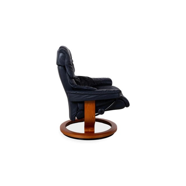Set of Black Leather Reno Recliner and Ottoman with Manual Function from Stressless For Sale - Image 13 of 18