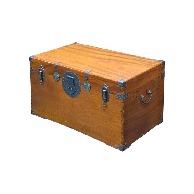 Transitional Vintage Oriental Wood Rectangular MoonFace Hardware Trunk Table For Sale - Image 3 of 15