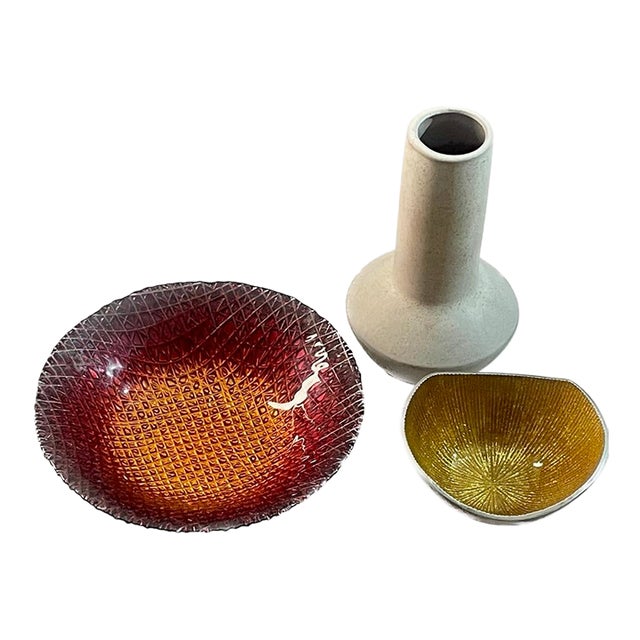 1970s Mid-Century Modern Decor Collection: 3-Piece Amberina, Gold Starburst, and Textured Pottery Set For Sale
