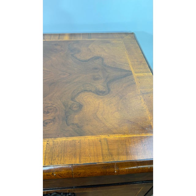 Late 19th Century Antique English George III Burl Walnut Chest of Drawers With Inlaid Concave Sunburst - Nautica Star and Two Secret Drawer For Sale - Image 5 of 9