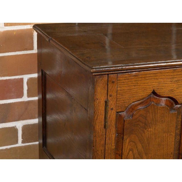 English Small English Georgian Period 18th Century Oak Buffet with Carved Arching Motifs For Sale - Image 3 of 12