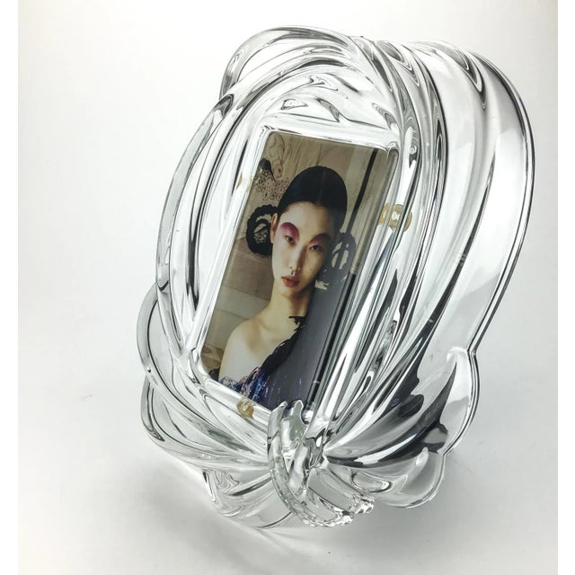 Glass is shaped like a super large ribbon bow to display your favorite photo. In wonderful vintage condition with no...