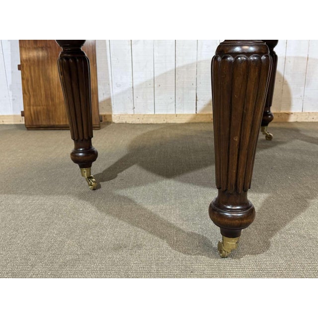 Victorian Style Oval Mahogany Table with One Extension For Sale - Image 5 of 18