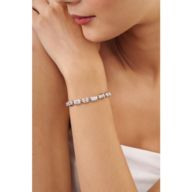 Elevate your jewelry collection with this sophisticated diamond tennis bracelet, crafted in luxurious 18K solid white...